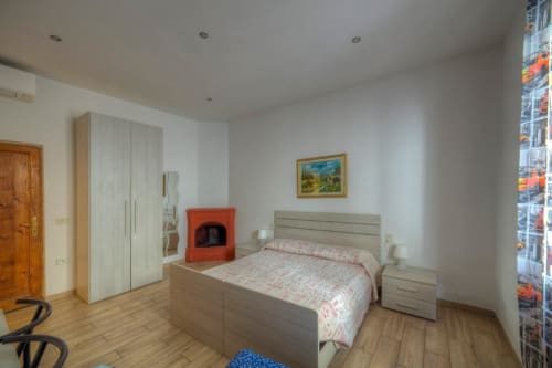 Ampia camera da letto presso la Sogni D'Oro Guest House a Firenze con letto, armadio e pavimentazione in legno