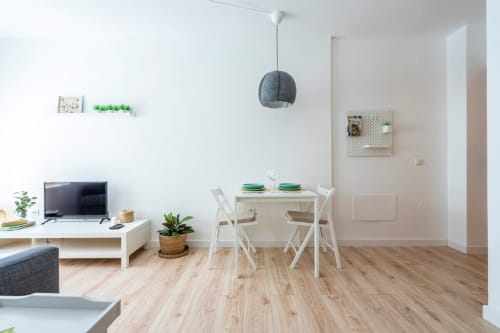 Interior moderno del apartamento en Nerja con comedor, área de televisión y suelo de madera clara