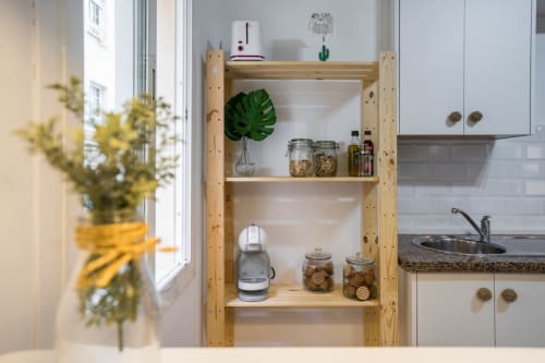 Estantería moderna de cocina con plantas y almacenaje en apartamento de Nerja, Apartamentos Minaga Calle Chaparil