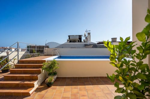 Terraza en la azotea con piscina azul en Apartamentos Minaga, Nerja, España