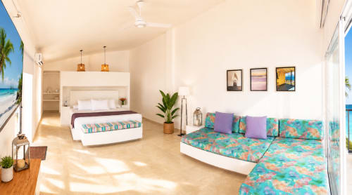 Suite Deluxe Bright en La Masia Hotel Boutique con cama queen, área de estar colorida, vistas al lago y comodidades modernas.