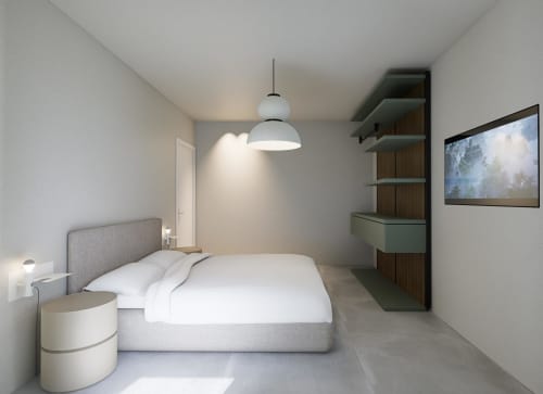 Camera moderna alle Riviera Apartments Pesaro con letto queen size, lampada a sospensione, scaffalature integrate e vista montagna sulla TV
