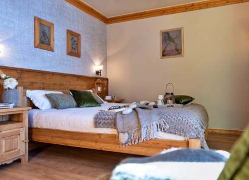 Chambre cosy en bois aux Étoiles de la Plagne avec vues montagne et décor rustique alpin