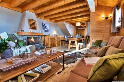 Élégant séjour d'appartement alpin aux Étoiles de la Plagne avec poutres apparentes, cheminée et vue sur les montagnes