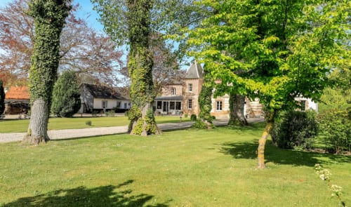 Maison Nolette, gîte de charme à Noyelles sur Mer avec arbres lierre, gazon impeccable et manoir en pierre