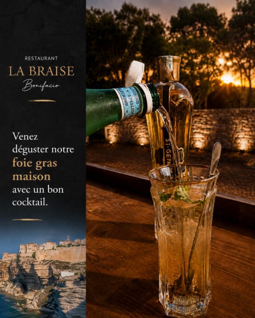 Cocktail versé au restaurant La Braise à Bonifacio avec vue sur la forêt au coucher de soleil