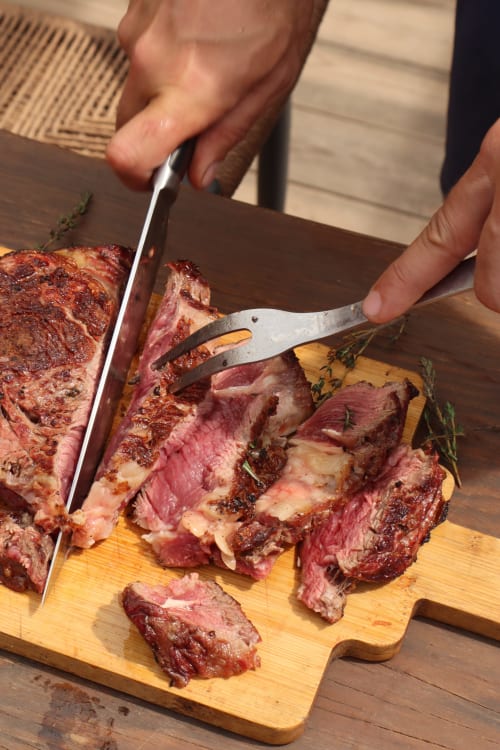 Chef découpant un steak saignant à Cara Lenna, Bonifacio - expérience gastronomique haut de gamme