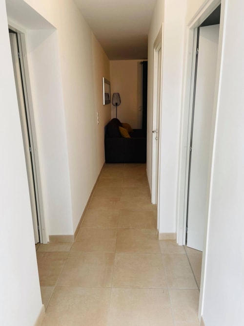 Corridoio dell'appartamento Casa Di Bravone a Résidence Marina di Bravone, Linguizzetta, con pavimento piastrellato e porte bianche