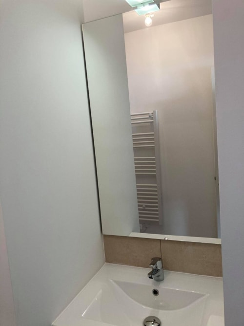 Lavabo moderno e specchio nella suite dell'hotel Résidence Marina di Bravone a Linguizzetta, Corsica