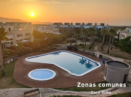 Complexe d'appartements Casa Alma au coucher de soleil à Sant Jordi avec piscine partagée, bain à remous et jardins méditerranéens