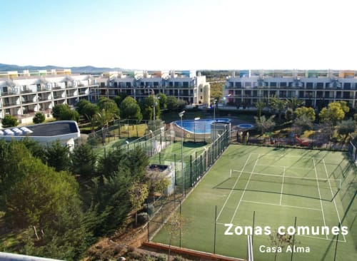 Vue aérienne du complexe résidentiel Casa Alma à Sant Jordi avec courts de tennis, piscine et bâtiments modernes