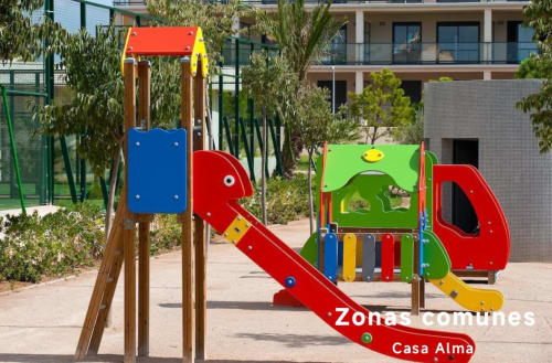Aire de jeux colorée avec toboggan rouge et structures d'escalade à l'appartement Casa Alma, Sant Jordi
