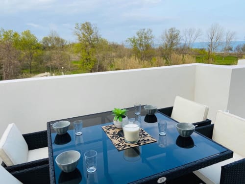 Terrazza sul tetto con zona pranzo presso Résidence Marina di Bravone, tavolo blu, vista sulla campagna, Linguizzetta