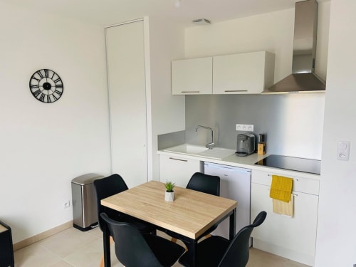 Cucina moderna e zona pranzo nell'accogliente appartamento T2 di Résidence Marina di Bravone, Linguizzetta
