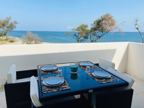 Table dressée en bord de mer à Marina di Bravone avec nappes bleues et vue sur la Méditerranée à Linguizzetta