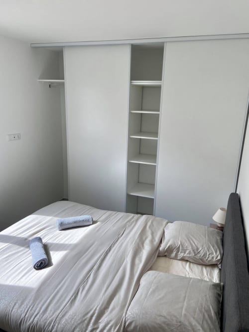 Chambre moderne à la Résidence Marina di Bravone avec dressings intégrés et étagères, Linguizzetta