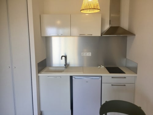Petite cuisine moderne dans studio de la Résidence Marina di Bravone, Linguizzetta avec dosseret inox