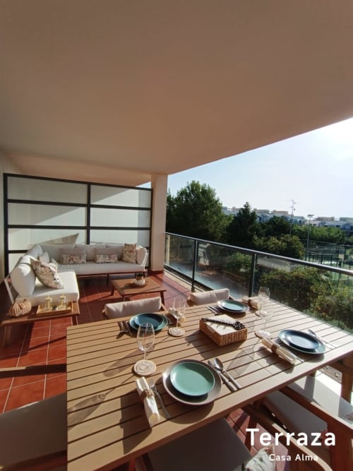 Terrasse de Casa Alma à Sant Jordi avec table à manger, salon et vue panoramique sur le paysage environnant