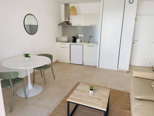 Studio moderne à la Résidence Marina di Bravone avec coin repas, kitchenette et espace de vie à Linguizzetta