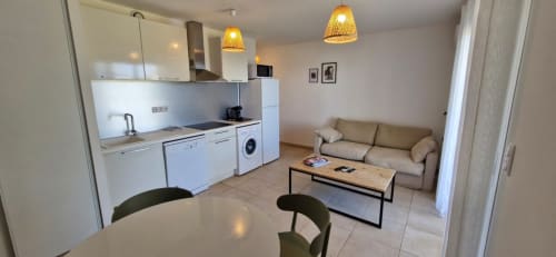 Appartement T3 en première ligne de plage à la Résidence Marina di Bravone avec cuisine ouverte, salle à manger et séjour à Linguizzetta