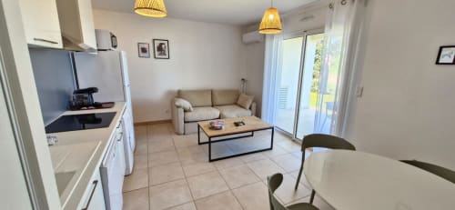 Appartement moderne face à la mer à la Résidence Marina di Bravone avec cuisine, séjour et terrasse à Linguizzetta, Corse