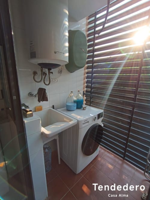 Buanderie de l'appartement Casa Alma à Home Guardian Services, Sant Jordi, avec lave-linge, lavabo, chauffe-eau et