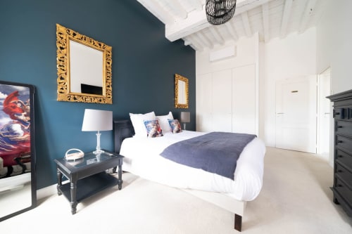 Chambre luxueuse au Pavillon Des Millesimes, Lussac, aux murs turquoise, miroirs dorés et mobilier contemporain