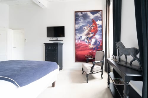 Chambre de luxe au Pavillon Des Millésimes avec lit bleu, TV écran plat, œuvres d'art ornées et vue sur la ville à Lussac