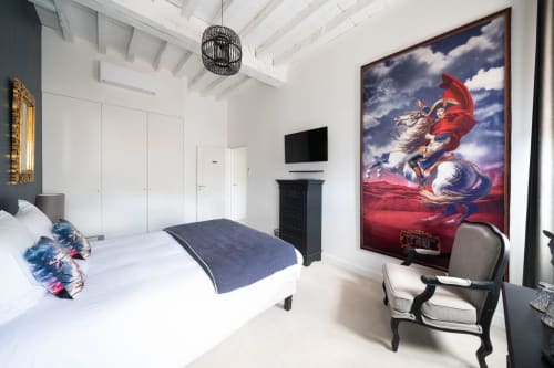 Chambre luxueuse au Pavillon Des Millésimes à Lussac avec équipements modernes, mobilier élégant et décoration murale artistique.