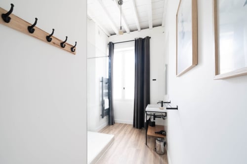 Salle de bain moderne de la chambre Melchior au Pavillon Des Millesimes, Lussac avec accents en bois, lavabo et douche