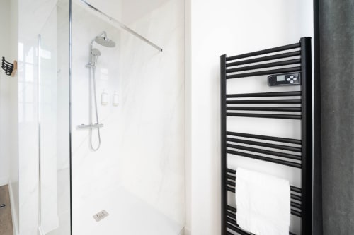Salle de bains moderne de la chambre Melchior au Pavillon Des Millésimes, Lussac, avec douche pluie et sèche-serviettes électrique