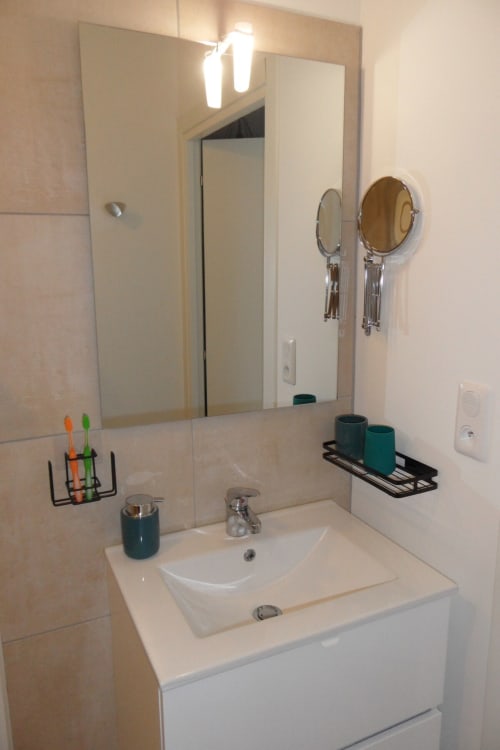 Lavabo moderno con specchio e accessori nella residenza Marina di Bravone a Linguizzetta