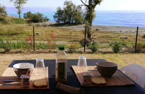 Terrazza fronte mare di Résidence Marina di Bravone con colazione vista acque turchesi del Mediterraneo e spiaggia