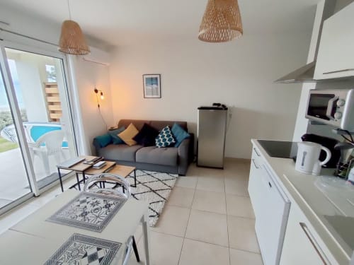Moderno appartamento T2 a Résidence Marina di Bravone con cucina a vista, zona living e accesso diretto alla terrazza fronte mare