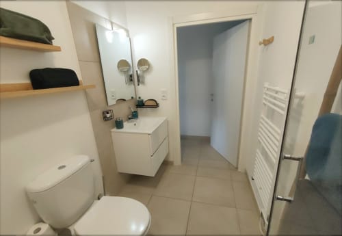 Bagno moderno della residenza Marina di Bravone, appartamento fronte mare a Linguizzetta, Corsica