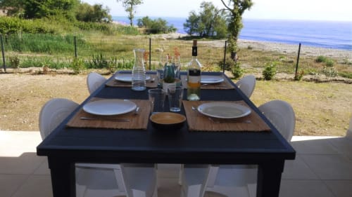 Tavolo per cena affacciato sul mare Mediterraneo con mise en place presso la Résidence Marina di Bravone, Linguizzetta