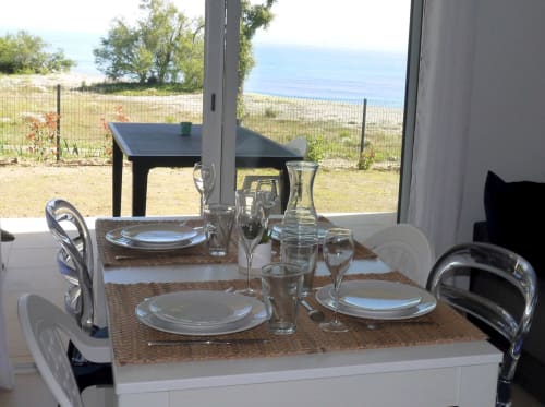 Zona pranzo dell'appartamento fronte mare a Marina di Bravone, Linguizzetta con vista oceano e terrazza sulla spiaggia