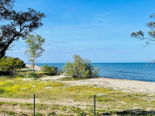 Terrazza vista mare della Résidence Marina di Bravone, Linguizzetta: spiaggia sabbiosa, mare turchese e pineti.