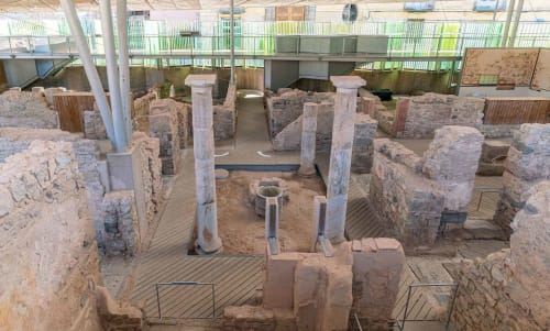 Ruinas arqueológicas romanas con columnas y muros de piedra exhibidas en el interior del Hotel Campomar en Cartagena, España