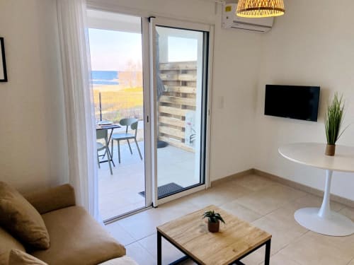 Appartement en bord de mer à la Résidence Marina di Bravone avec vue sur la mer, mobilier moderne et accès plage par terrasse