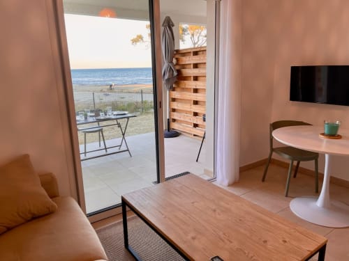 Appartement en bord de mer à Marina di Bravone, vue océan, mobilier moderne, accès direct à la plage depuis la terrasse, Linguizzetta
