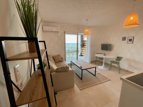 Appartement vue mer à la Résidence Marina di Bravone, mobilier contemporain et décoration côtière