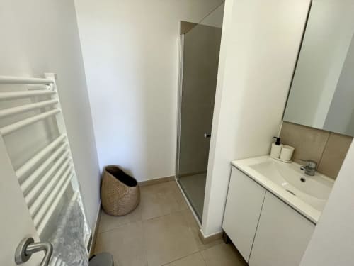 Bagno moderno presso Résidence Marina di Bravone, Linguizzetta con lavabo, doccia e scaldasalviette