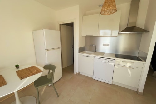 Cucina moderna nella residenza Marina di Bravone, Linguizzetta, con mobili bianchi, elettrodomestici in acciaio inox e