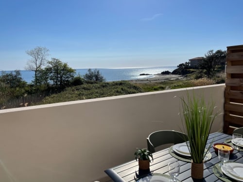 Terrazza fronte mare dell'appartamento Marina di Bravone, Linguizzetta, con tavolo da pranzo con vista sul mare e paesaggio costiero