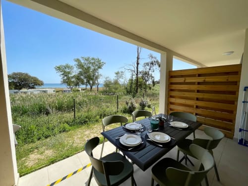 Appartement T3 moderne à Marina di Bravone avec table à manger, vue sur mer et accès direct à la plage à Linguizzetta