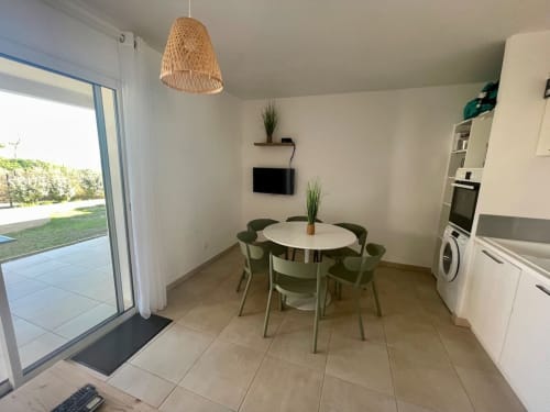 Appartement T3 moderne à la Résidence Marina di Bravone à Linguizzetta avec salle à manger, cuisine et accès au jardin