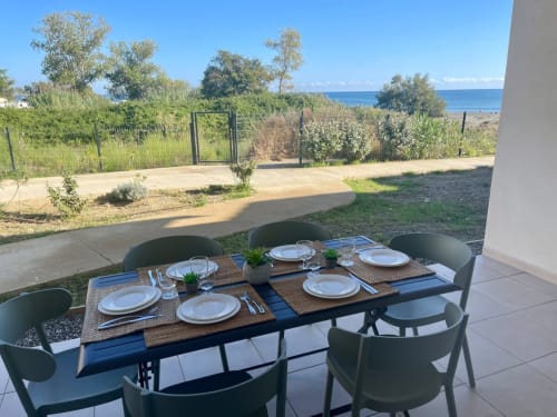 Espace de restauration en bord de mer à Marina di Bravone, Linguizzetta avec vue océanique et jardin méditerranéen