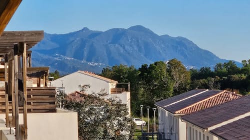 Appartement de la Résidence Marina di Bravone avec vue montagne, toits en terre cuite et panneaux solaires à Linguizzetta