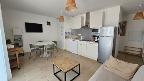 Appartement T3 en bord de mer à la Résidence Marina di Bravone avec cuisine ouverte, salle à manger et séjour modernes